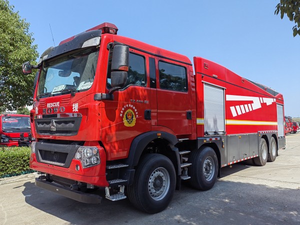 重汽豪沃水罐消防車(chē) 18 噸水