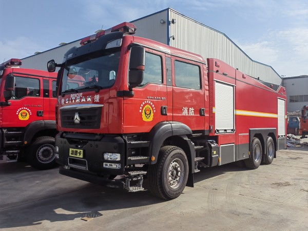 汕德卡水罐消防車(chē) 12.8 噸水
